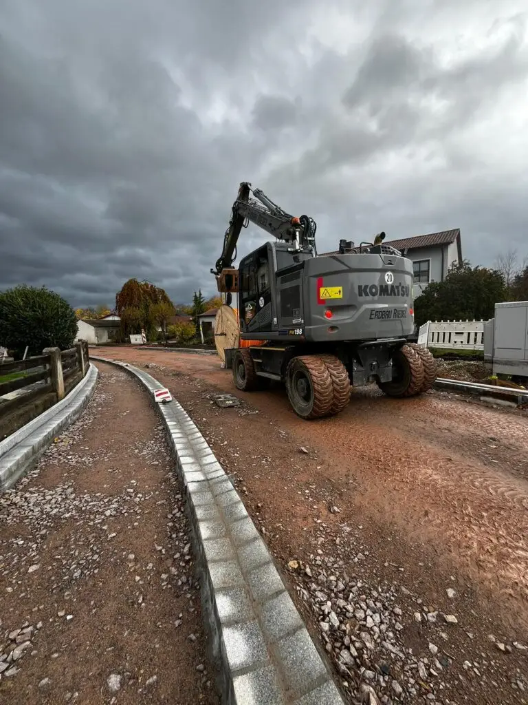 Bagger bei Straßenbauarbeiten