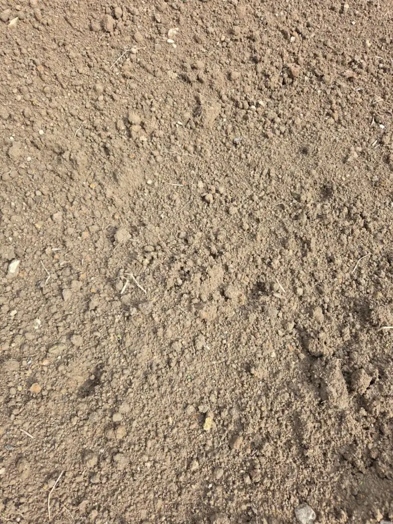 Abholung von gesiebtem Humus in Mitterteich bei Erdbau Riedel