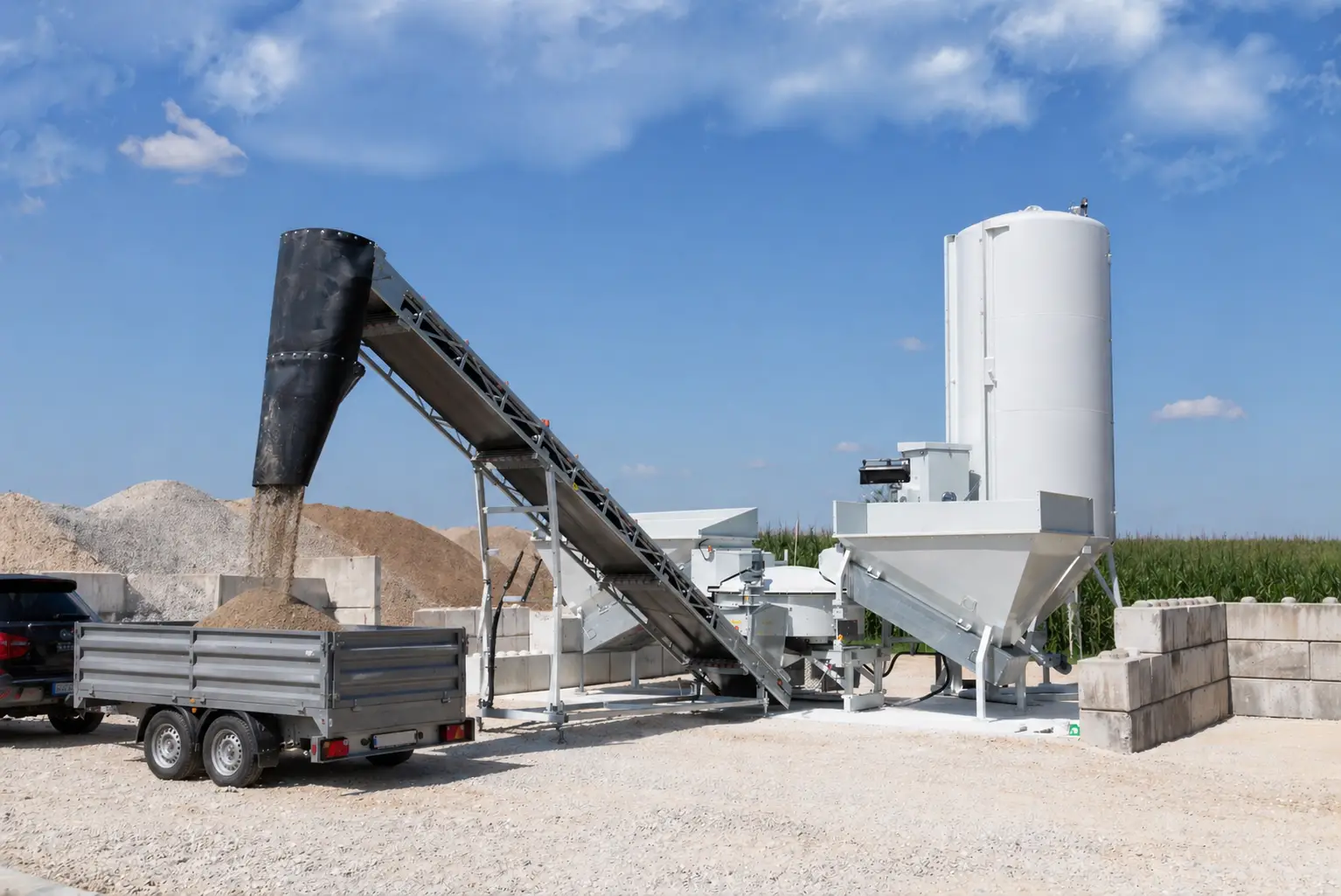 Anhänger wird mit Beton beladen