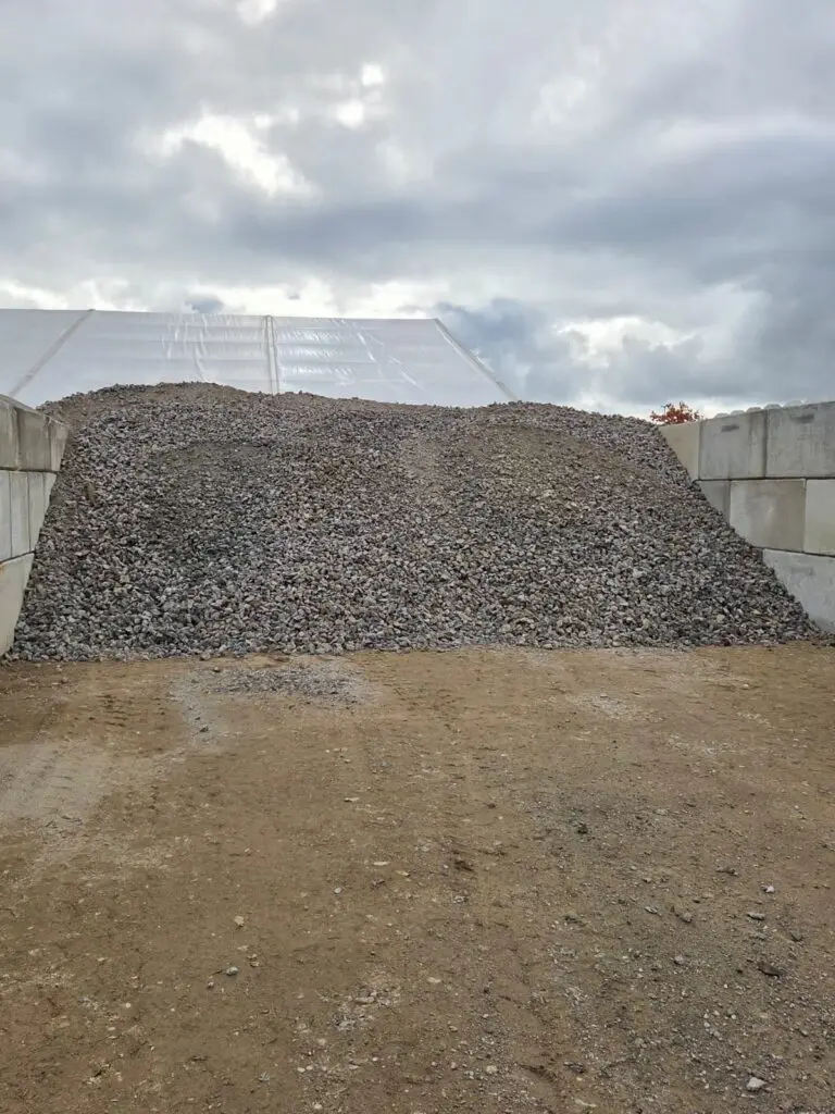 Schütthaufen aus Betonrecycling (RC 056)