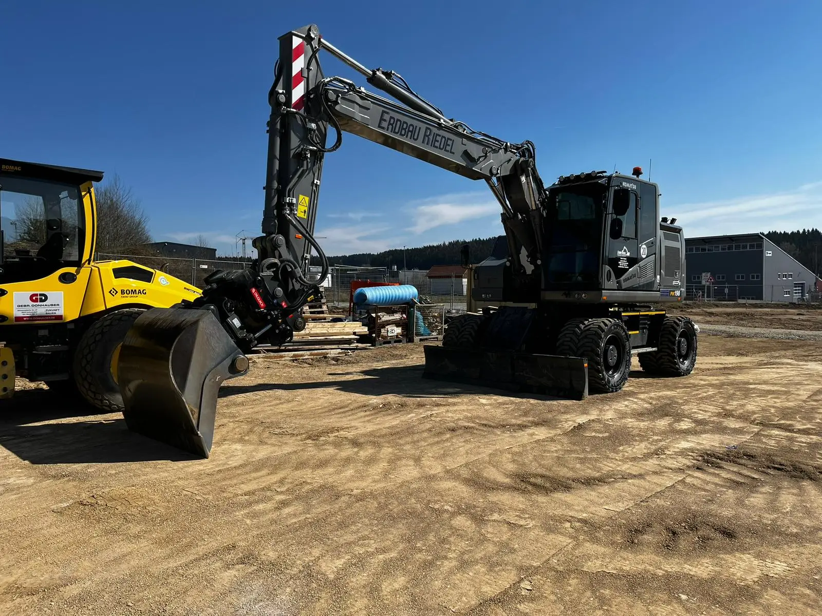 Zwei Bagger auf einer Baustelle